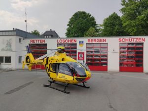 Der RTH landete auf dem Vorplatz der Feuer- und Rettungswache in Breckerfeld.