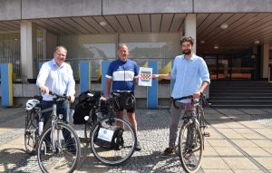 Landrat Olaf Schade und Radverkehrsbeauftragter David Hüsken begrüßen den Stadtradeln-Botschafter im Ennepe-Ruhr-Kreis
